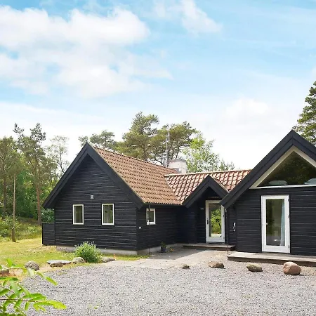 6 Person In Aakirkeby-by Traum *