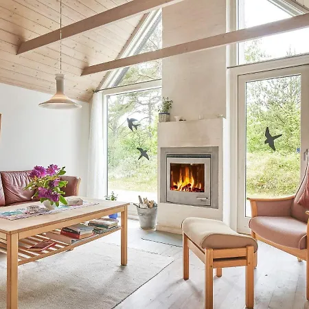 6 Person In Aakirkeby-by Traum