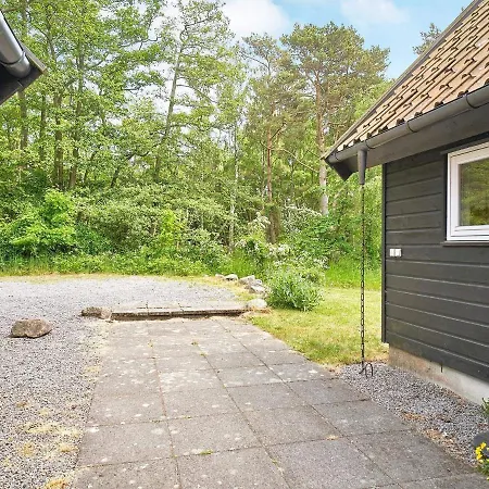 6 Person In Aakirkeby-by Traum *