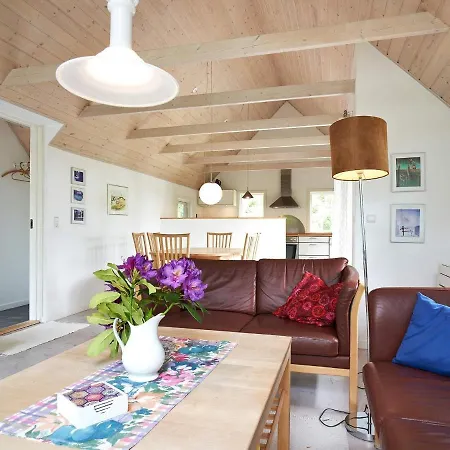 6 Person In Aakirkeby-by Traum *