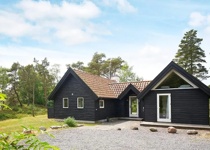 6 Person In Aakirkeby-by Traum *