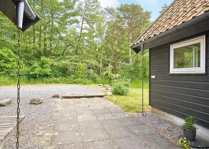 6 Person In Aakirkeby-by Traum *