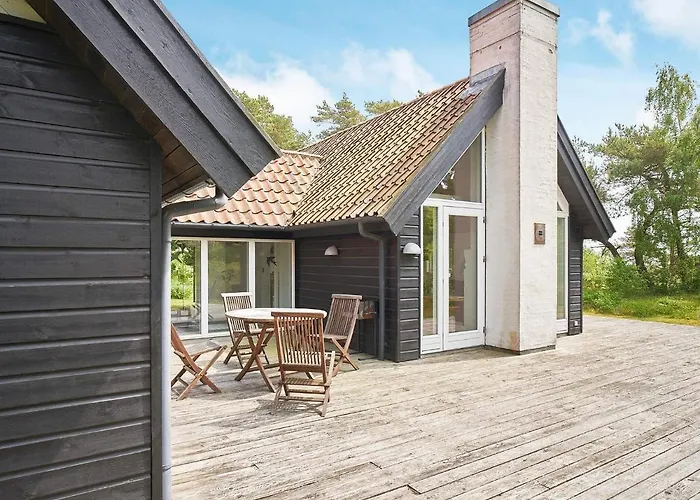 6 Person In Aakirkeby-by Traum