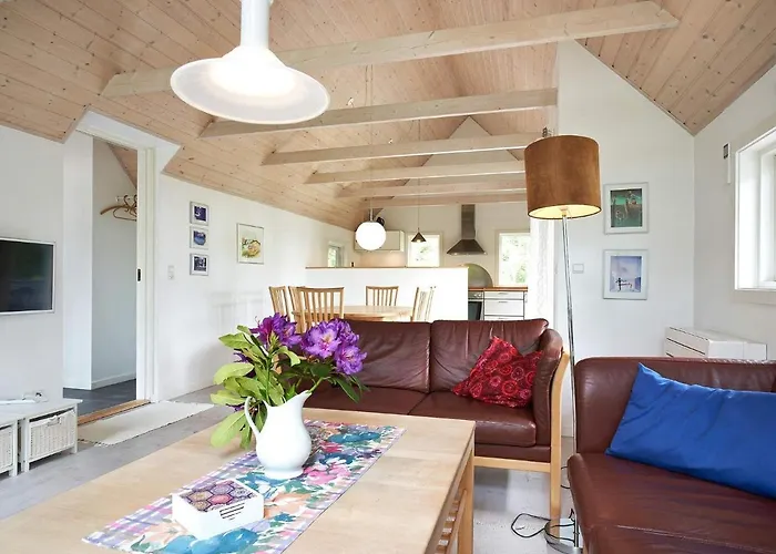 6 Person In Aakirkeby-by Traum *